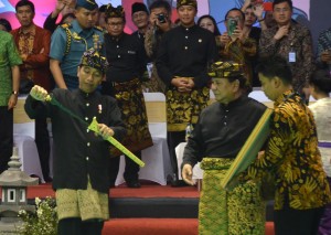 Presiden Jokowi juga dianugerahi gelar Pendekar Utama oleh Ketua Umum IPSI Prabowo Subianto, ditandai dengan penyematan blankon dan pemberian keris serta sertifikat (8/12). (Foto: Humas/Oji) 