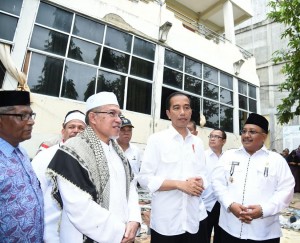 Presiden Jokowi melanjutkan perjalanannya mengunjungi Lembaga Pendidikan Islam Ma'hadal Ulum Diniyah Islamiyah Masjid Raya Samalanga, Kabupaten Bireun (9/12). (Foto: BPMI/Kris) 
