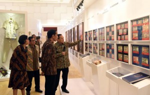 Presiden Jokowi didampingi Gubernur BI, Menkeu, dan Seskab melihat display uang rupiah, Senin (19/12). (Foto: Humas/Jay)