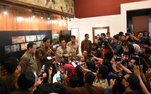 Presiden Jokowi didampingi, Menkeu, Seskab, dan Gubernur BI menjawab pertanyaan para jurnalis di Gedung BI, Senin (19/12). (Foto: Humas/Jay)
