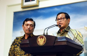 Seskab Pramono Agung memberi keterangan pers terkait hasil ratas, Senin (19/12). (Foto: Humas/Agung)