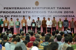 President Jokowi accompanied by Minister of Agrarian and Spatial Planning/National Land Agency Sofyan Djalil and Cabinet Secretary Pramono Anung in a group photo with representatives of land certificate owners