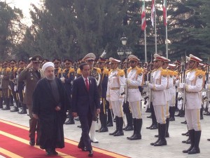 Presiden Jokowi didampingi Presiden Iran Hassan Rouhani memeriksa jajar kehormatan, di Istana Istana Sa'ad Abad, Teheran, Rabu (14/12). (Foto: Bouweda/Humas) 