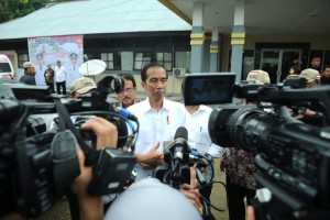 Presiden Jokowi memberi keterangan terkait penemuan bom di Tangsel, saat mengunjungi PLBN Entikong, di Sambas, Kalbar, Rabu (21/12) siang. (Foto: Layly/Setpres)