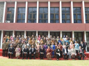 President Jokowi and First Lady Ibu Iriana Jokowi had a Photo Session with Indonesian citizens in India, Tuesday (13/12) afternoon local time. (Photo: BPMI/Rusman)
