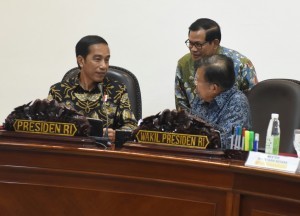 President Jokowi and Vice President Jusuf Kalla receive a report from Cabinet Secretary Pramono Anung prior to a Limited Meeting at the Presidential Office, Jakarta, on Thursday (22/12) afternoon (Picture: Public Relations Office/Rahmat)
