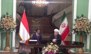 Presiden Jokowi dan Presiden Iran Hassan Rouhani sebelum menyampaikan konperensi pers bersama, di Istana Saad Abad, di Teheran, Rabu (14/12) pagi. (Foto: Bouweda/Humas)