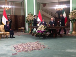 Presiden Jokowi menyaksikan penandatanganan kerjasama kelistrikan yang ditandatangani Menteri ESDM Ignasius Jonan dan Menteri ESDM Iran, di Teheran, Rabu (14/12) siang. (Foto: Bouweda/Humas)