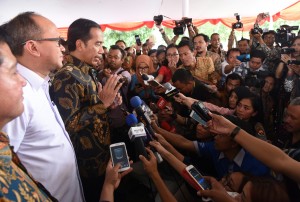 Presiden Jokowi menjawab wartawan soal 'Om Telolet Om' usai Deklarasi Pemagangan Nasional, di Karawang, Jabar, Jumat (23/12) siang. (Foto: Rahmat/Humas) 