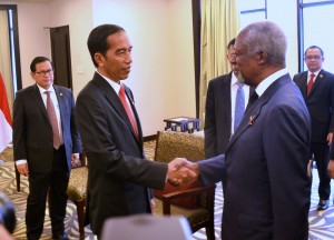 Presiden Jokowi menerima kunjungan mantan Sekjen PBB Kofi Annan, di Balin International Convention Center, Bali, Kamis (8/12) pagi. (Foto: Rahmat/ Humas)