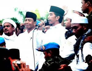 Presiden Jokowi menyampaikan ucapan terima kasih kepada peserta doa bersama, di Lapangan Monas, Jakarta, Jumat (2/12) siang. (Foto: Setpres)