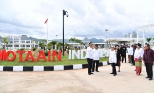 President Jokowi and First Lady Ibu Iriana Jokowi during a working visit to NTT Province, Wednesday (28/12). (Photo: BPMI)