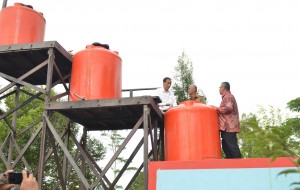 Presiden Jokowi melihat proyek penampungan air yang dibangun dengan Dana Desa, di Desa Tani Bhakti, Kecamatan Samboja, Kabupaten Kutaikartanegara, Kalimantan Timur (Kaltim), Senin (5/12) pagi. (Foto: Deny S/Humas)