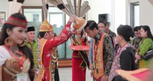 Ketua Dewan Adat Dayak Kalteng Agustiar Sabran menobatkan Presiden Jokowi sebagai sebagai "Raja Haring Hatungku Tungket Langit", di Bandara Cilik Riwut, Palangka Raya, Kalteng, Selasa (20/12) pagi.