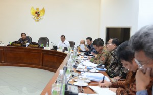 Presiden Jokowi memimpin rapat terbatas tentang revisi Pengadaan Barang, di Kantor Presiden, Jakarta, Kamis (29/12) sore. (Foto: Deny S/Humas)