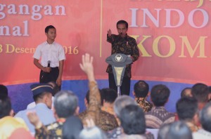 Presiden Jokowi dialog dengan seorang tenaga kerja, saat menghadiri Deklrasi Pemagangan Nasional, di Karawang, Jabar, Jumat (23/12) siang. (Foto: Rahmat/Humas)