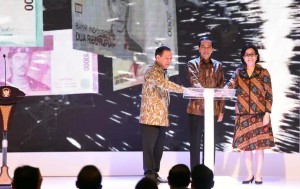 President Jokowi together with Governor of Bank Indonesia (left) and Minister of Finance (right) launched the issuance and circulation of 11 New Design Rupiah, Monday (19/12). (Photo: PR/Jay)