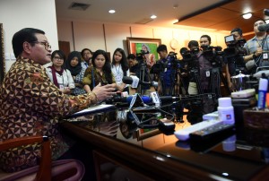 Sekretaris Kabinet Pramono Anung menjawab wartawan, di ruang kerjanya lantai 2 Gedung III Kemensetneg, Jakarta, Selasa (13/12) siang. (Foto: Rahmat/Humas)