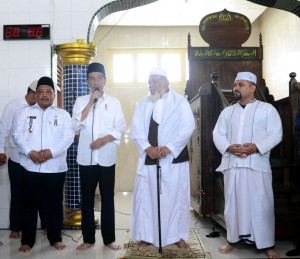 Presiden Jokowi berada di Masjid Besar Kecamatan Samalanga, Kabupaten Bireuen, Provinsi Aceh, Jumat (9/12). (Foto: BPMI/ Kris)