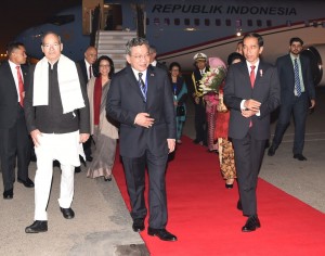 Presiden Jokowi saat tiba di New Delhi, Sabtu (11/12) malam waktu setempat. (Foto: BPMI/ES)