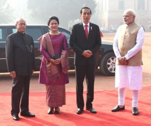 Presiden Jokowi dan Ibu Negara Iriana Jokowi disambut oleh Presiden Mukherjee dan PM Modi di Istana Rashtrapati Bhavan, New Delhi, India, Senin (12/12) pagi. (Foto: BPMI/Rusman)