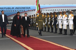 Presiden Jokowi dan Ibu Negara Iriana Jokowi tiba Bandar Udara Mehrabad, Teheran, Iran, Selasa (13/12) sore waktu setempat.