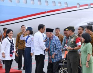 Presiden Jokowi dan Ibu Negara Iriana Jokowi tiba di Bandar Udara Internasional Sultan Aji Muhammad Sulaiman, Sepinggan, Minggu (4/12). (Foto: BPMI)