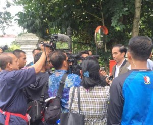 Presiden menjawab pertanyaan para jurnalis usai berolahraga di Kebun Raya Bogor, Sabtu (17/12). (Foto: BPMI)