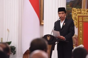 Presiden memberi sambutan pada Peringatan Maulid Nabi Muhammad SAW 1938 Hijriah, di Istana Negara, Jakarta, Senin (19/12) malam. (Foto: Humas/Jay)