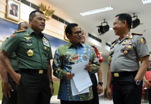 (kiri ke kanan): Panglima TNI Gatot Nurmantyo, Sekretaris Kabinet Pramono Anung, dan Kapolri Tito Karnavian
