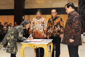 Seskab Pramono Anung menyaksikan penandatangani berita acara pelantikan Wakil Seskab (Waseskab), di aula Gedung III Kemensetneg, Jakarta, Senin (9/1) pagi. (Foto: Agung/Humas)