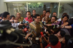 Seskab Pramono Anung menjawab wartawan usai rapat terbatas, di Kantor Presiden, Jakarta, Kamis (12/1) sore. (Foto: Deny S/Humas)