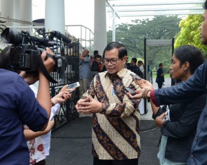 Seskab menjawab pertanyaan wartawan usai mengikuti Rapat Terbatas di Istana Kepresidenan Bogor, Jawa Barat (31/1). (Foto: Humas/Deni)