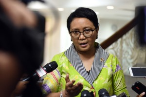 Menlu Retno Marsudi menjawab wartawan, di Kantor Presiden, Jakarta, Rabu (25/1) sore. (Foto: JAY/Humas)