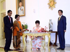 President Jokowi, accompanied by Ibu Iriana Jokowi and Japanese Prime Minister Shinzo Abe, witnessed Mrs. Akie Abe signed the guest book, at the Presidential Palace in Bogor, West Java, on Sunday (15/1) afternoon. (Photo: PR/Agung)