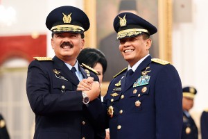 KSAU Marsekal Hadi Tjahjanto melakukan salam komando dengan Marsekal Agus Supriatna yang digantikannya, di Istana Negara, Jakarta, Rabu (18/1) siang. (foto: Agung/Humas) 