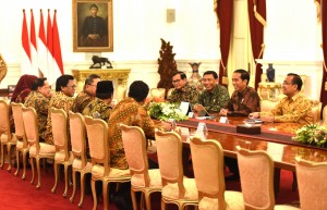 Presiden Jokowi didampingi sejumlah menteri menerima pimpinan MPR RI, di Istana Merdeka, Jakarta, Selasa (24/1) siang. (Foto: Rahmat/Humas)