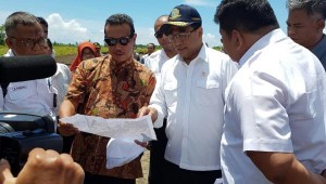 Menhub Budi K Sumadi meninjau lokasi pembangunan Bandara Internasional Baru Yogyakarta, di Kulonprogro, DIY, Sabtu (21/1)