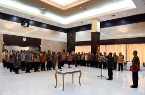 Sekretaris Kabinet Pramono Anung melantik pejabat eselon I, II, III, dan IV di lingkungan Sekretariat Kabinet, di aula Gedung III Kemensetneg, Jakarta, Senin (9/1) pagi. (Foto: JAY/Humas)