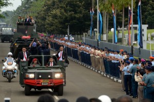 Presiden Jokowi naik kendaraan Anoa Amphibi saat menghadiri Rapim TNI 2017, di Mabes TNI Cilangkap, Jakarta, Senin (16/1) pagi. (Foto: OJI/Humas)