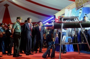 President Jokowi, accompanied by Coordinating Minister for Political, Legal, and Security Affairs as well as Commander of TNI, is looking at a device of TNI after the opening of the 2017 TNI Leaders Meeting in Cilangkap, Jakarta, on Monday (16/1) morning (Photo: PR/Oji) 