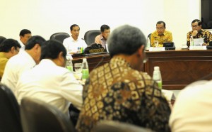 Presiden Jokowi didampingi Wapres Jusuf Kalla memimpin rapat terbatas tentang Lanjutan Pembahasan Reformasi Hukum, di Kantor Presiden, Jakarta. Selasa (17/1) siang. (Foto: Rahmah/ES)