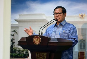 Seskab Pramono Anung memberikan keterangan pers terkait hasil rapat paripurna DEN, di Kantor Presiden, Jakarta, Kamis (5/1) sore. (Foto: JAY/Humas)