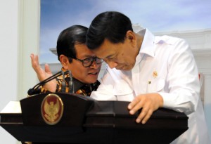 Seskab Pramono Anung membisikkan sesuatu kepada Menko Polhukam Wiranto, usai rapat terbatas di Kantor Presiden, Jakarta, Selasa (17/1) sore. (Foto: Rahmat/Humas)