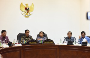 Presiden Jokowi memberikan arahan pada Sidang Paripurna DEN, di Kantor Presiden, Jakarta, Kamis (5/1) siang. (Foto: JAY/Humas)