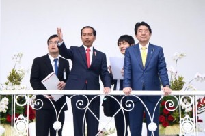 President Jokowi and Japanese Prime Minister Abe have a veranda talk at the Bogor Presidential Palace on Sunday (15/1). (Photo: Public Relations Division/Agung)