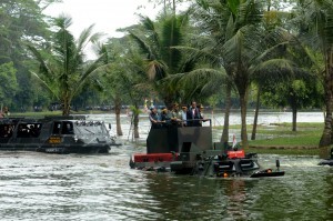 Photo caption: President Jokowi, accompanied by TNI Commander, TNI Chiefs of Staff, and Chief of the Indonesian National Police, rides an Anoa Amphibious tank to the location where the 2017 TNI Leader Meeting was held at the Headquarter of the TNI in Cilangkap, East Jakarta, Monday (16/1) (Photo by: Oji/Public Relations Division)