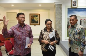 Coordinating Minister for Political, Legal, and Security Affairs Wiranto, accompanied by Minister of Foreign Affairs and Minister of Defence, gives clarification regarding military cooperation termination between Indonesia and Australia at the Presidential Office, Jakarta, Thursday (5/1). (Photo: PR/Jay)