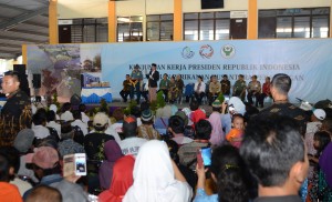 Presiden Joko Widodo meninjau Pemberian Makanan Tambahan (PMT) di Kampung Nelayan Kecamatan Pekalongan Utara, Kota Pekalongan, Minggu (8/1) sore.
