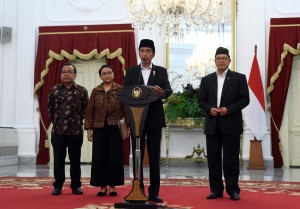 Presiden Jokowi menyampaikan keterangan pers di Istana Merdeka, Jakarta, Rabu (11/1) sore. (Foto: Humas/Jay)